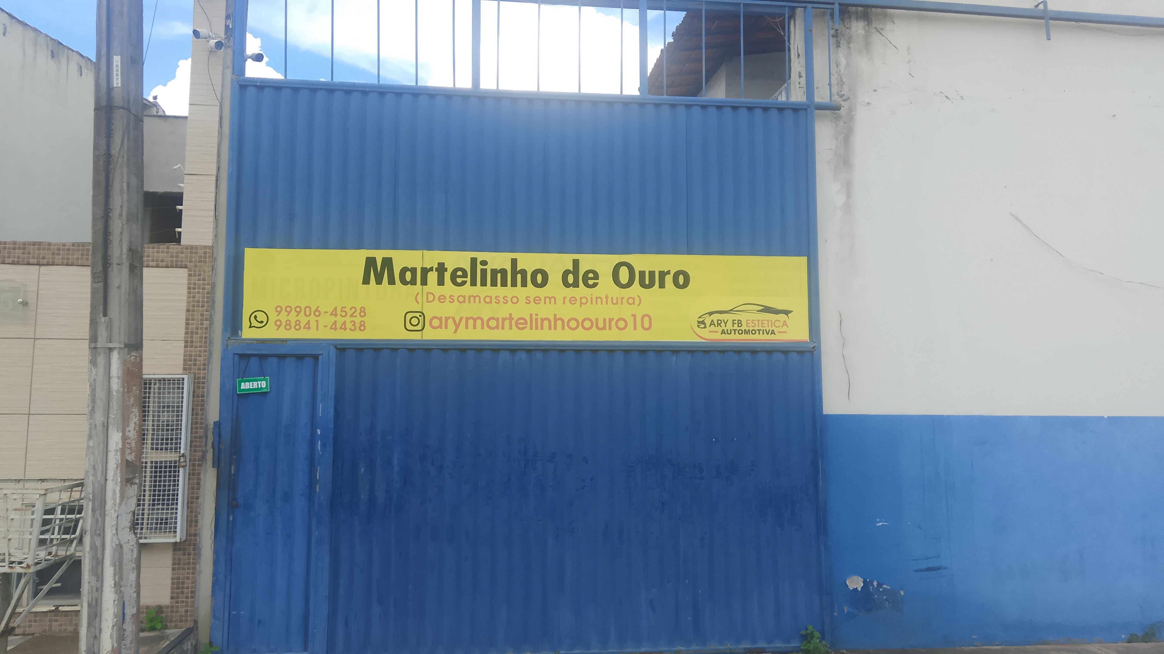 Fachada azul e amarela da Martelinho de Ouro Ary FB