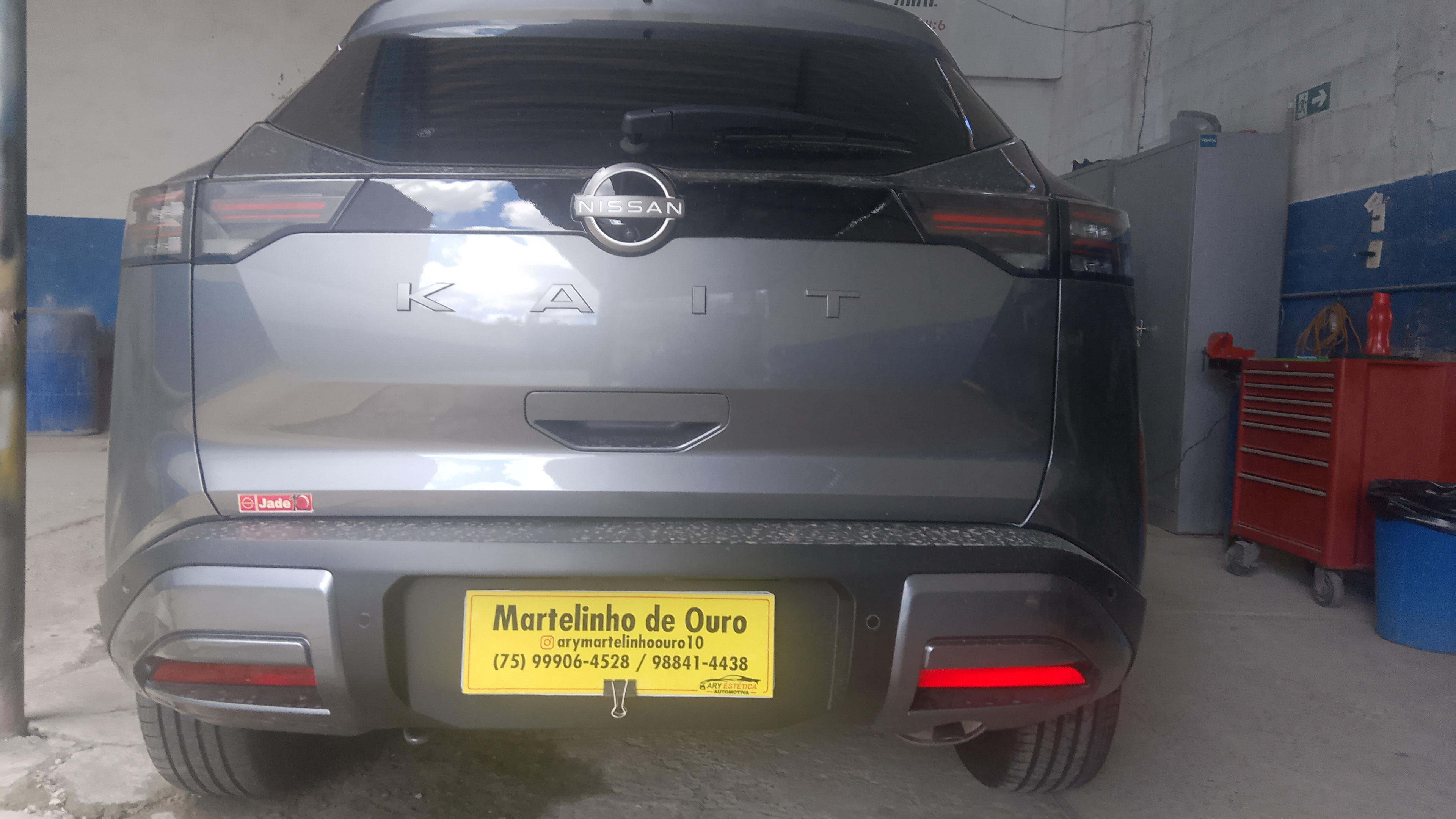 Carro cinza dentro da oficina